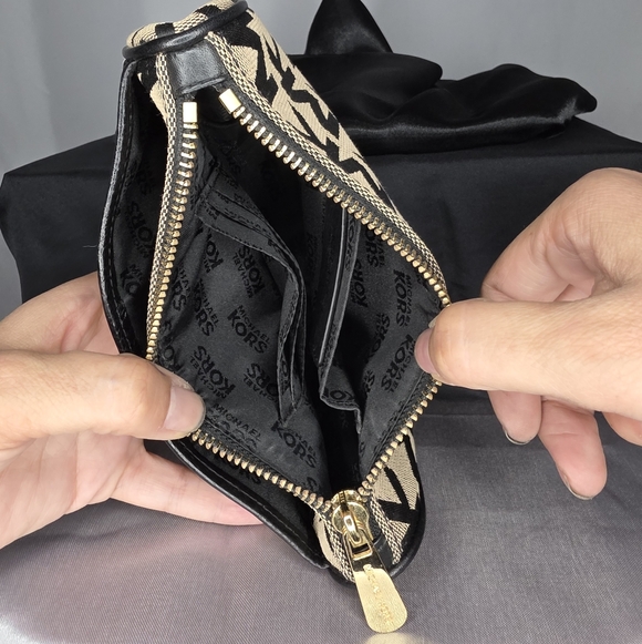 Michael Kors signature logo-print pouch - Picture 5 of 5